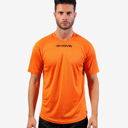 T-shirt unisex sportiva Givova indossata