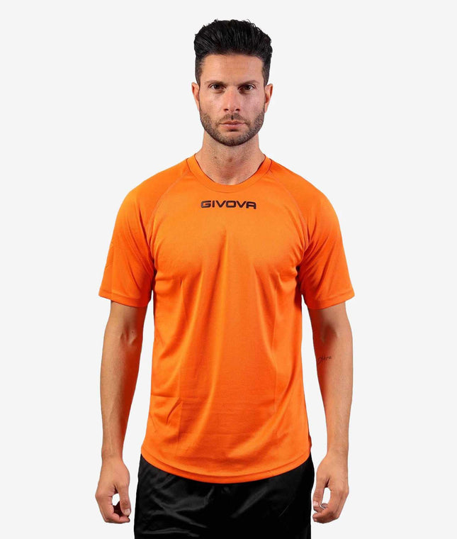 T-shirt unisex sportiva Givova indossata